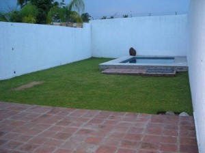 Karina Sanchez Avisos dse propiedades en Mexico en Emiliano Zapata |  RENTO HERMOSA CASA ESTILO MINIMALISTA CON ALBERCA EN CUERNAVACA, CASA TOTALMENTE AMUEBLADA EN RENTA POR 6 O 12 MESES