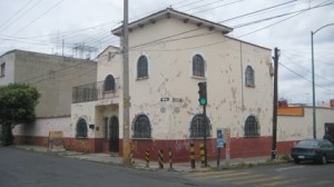 Armando Avisos dse propiedades en Mexico en Puebla |  Incomparable casa en esquina. Col. El Carmen, Espacionamientyo para 25 autos